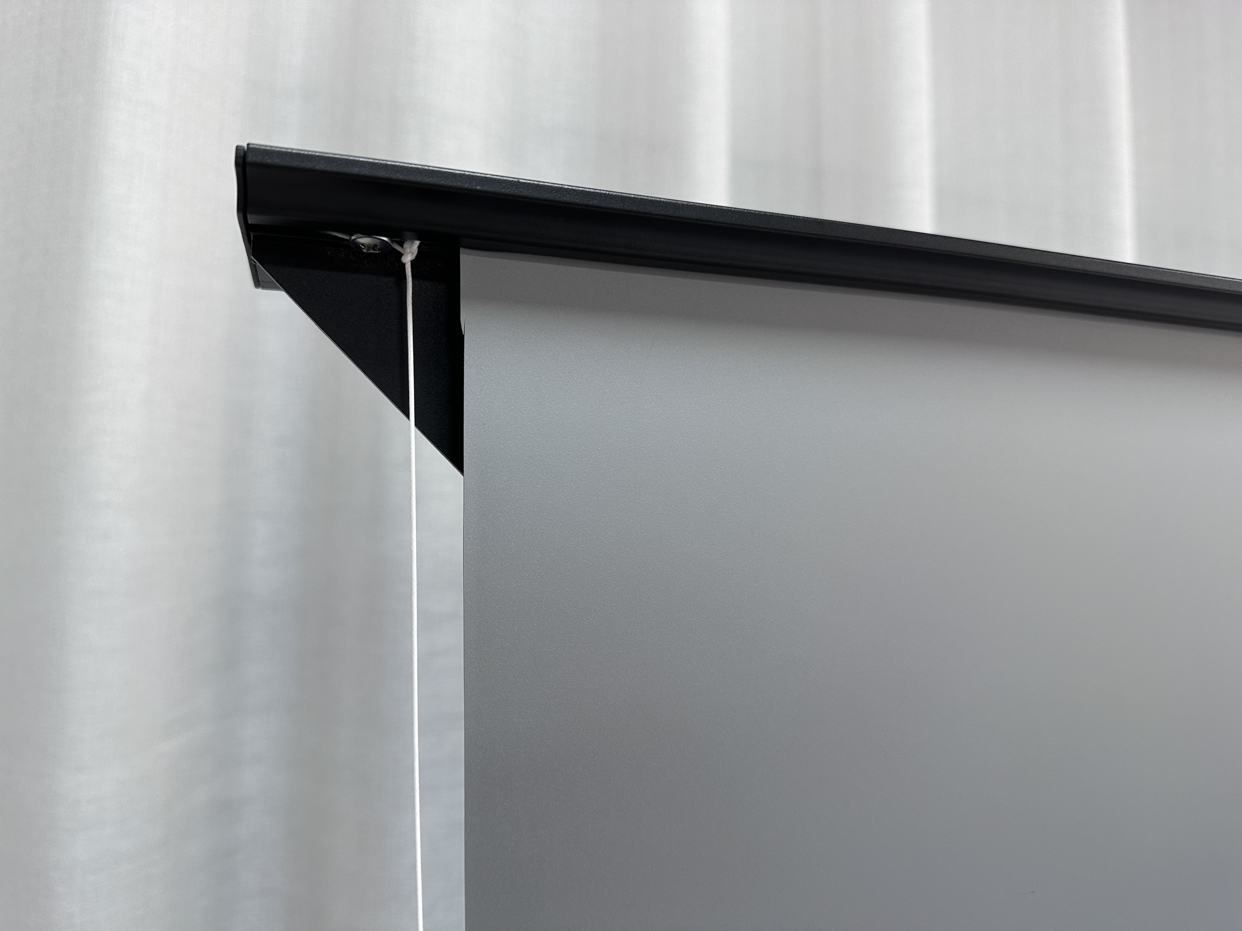 84-Inch 4K 16:9 Silver Motoriz - Home Cinema Flooring recensione e prezzo