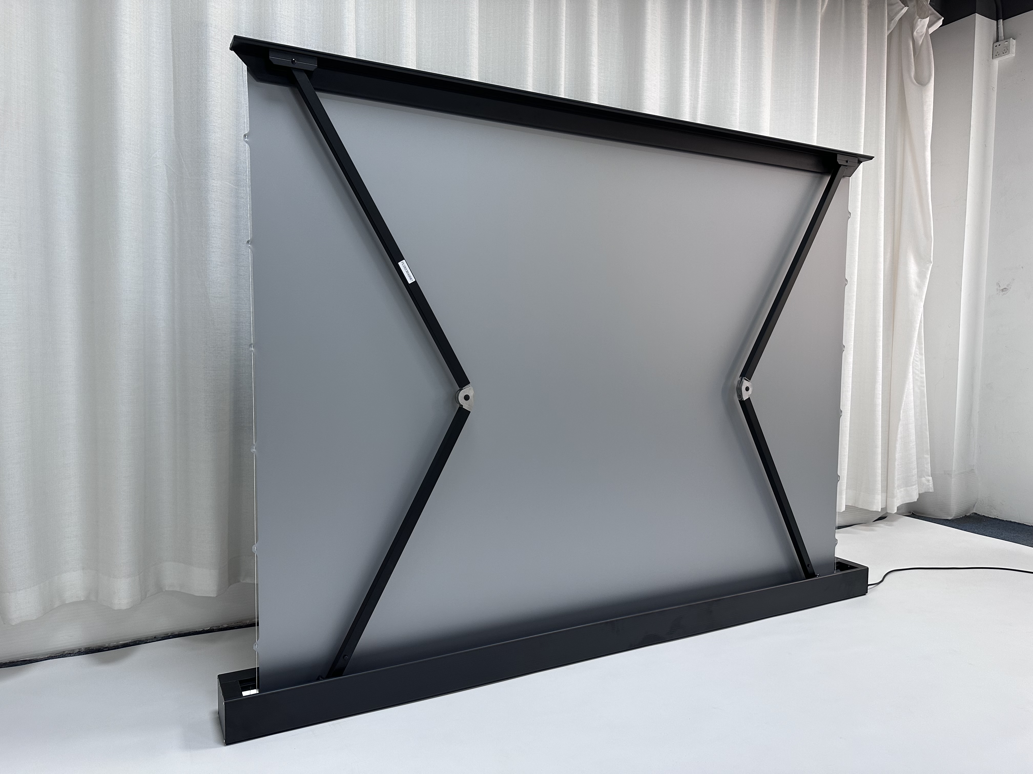 84-Inch 4K 16:9 Silver Motoriz - Home Cinema Flooring recensione e prezzo